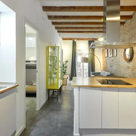 64 Apartment In A Typical Barcelona'S Old Building Exterior photo