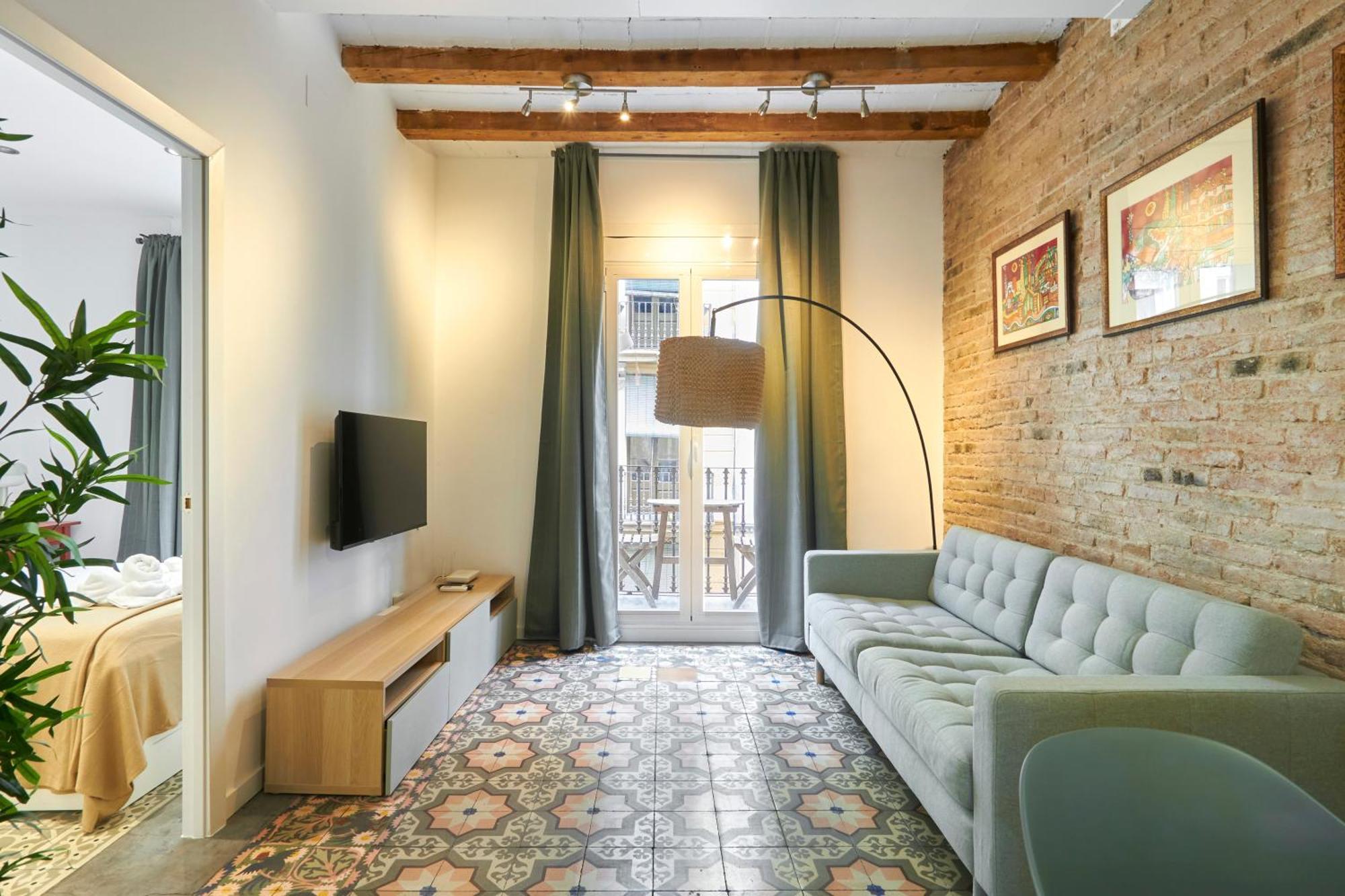 64 In A Typical Barcelona's Old Building Appartement