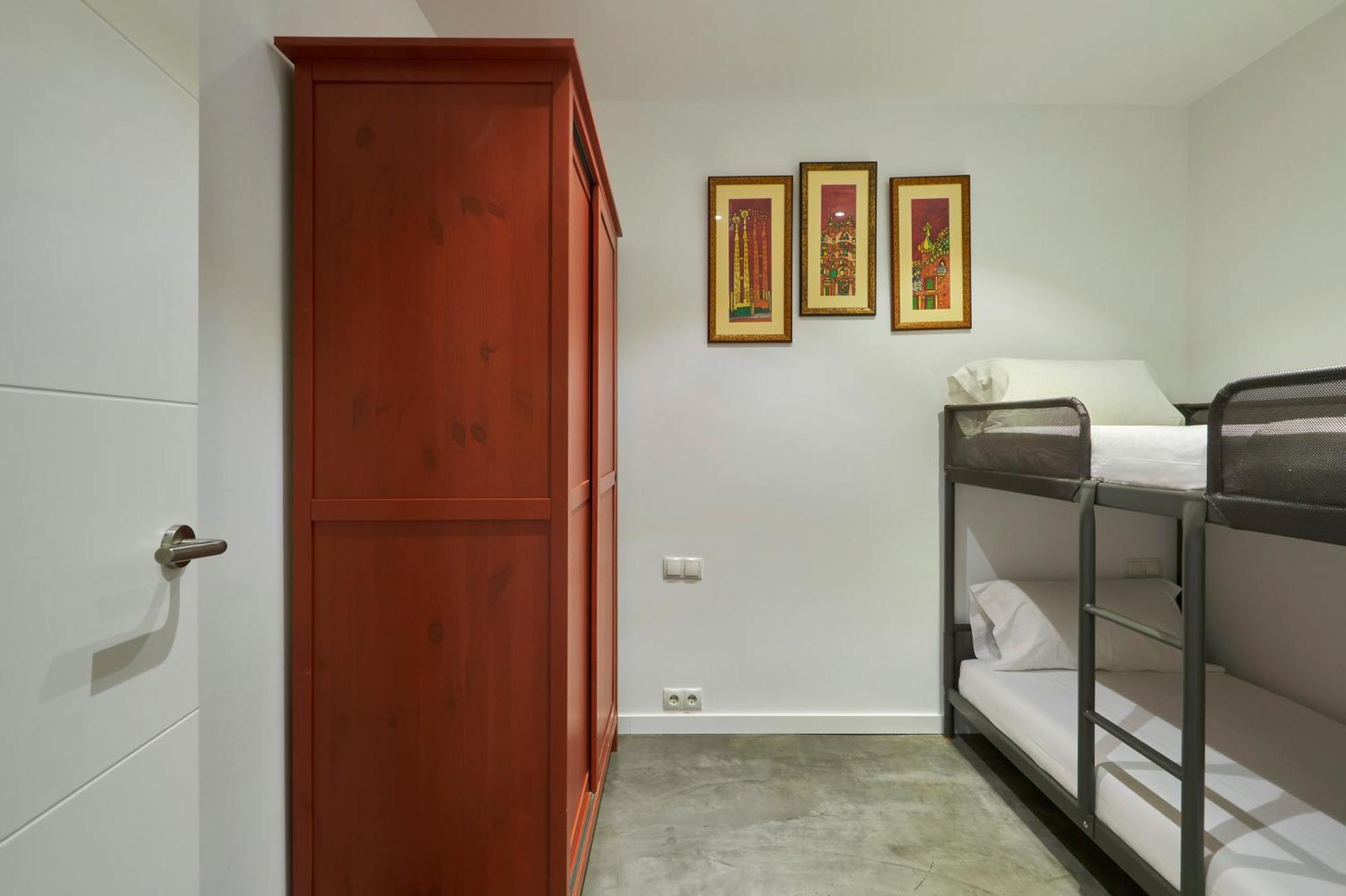64 Apartment In A Typical Barcelona'S Old Building Apartment