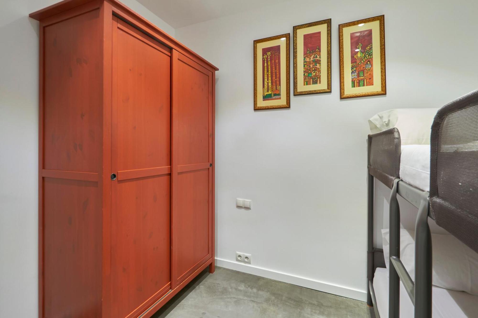 64 Apartment In A Typical Barcelona'S Old Building