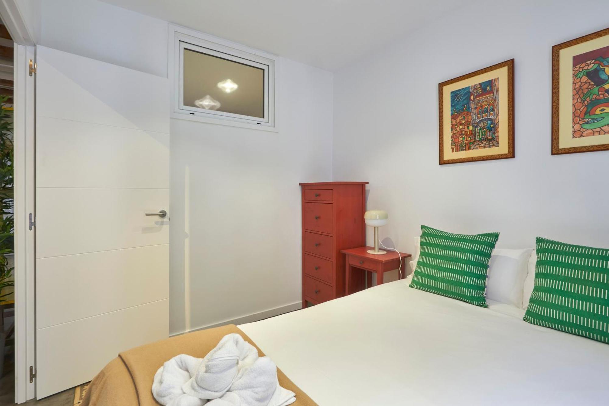 64 Apartment In A Typical Barcelona'S Old Building